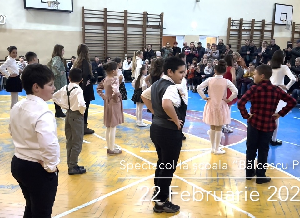 Spectacol de dans la scoala Balcescu Petofi